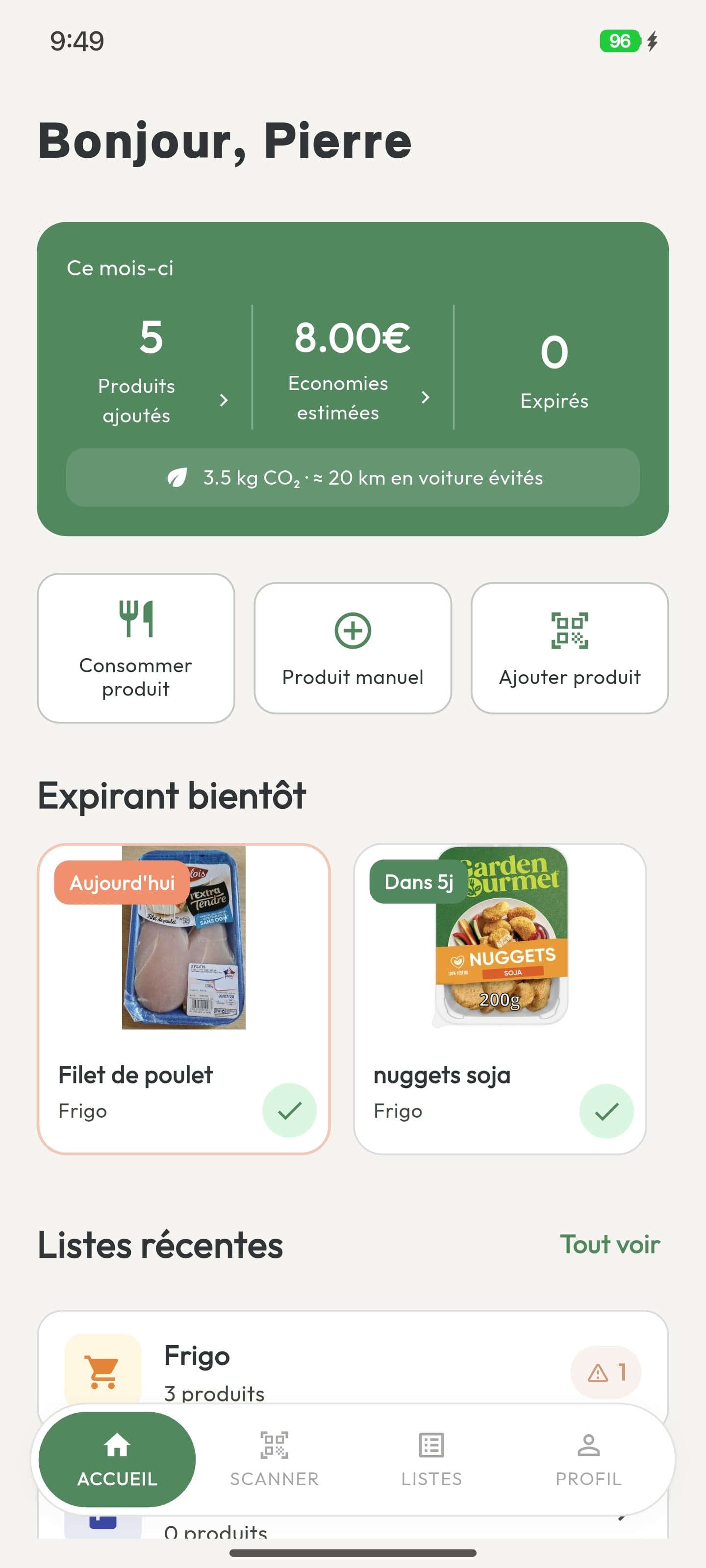 Écran d'accueil de l'application Flarasa : bilan du mois (produits ajoutés, économies estimées en euros, CO₂ évité) et liste des produits du frigo expirant bientôt avec leur badge de fraîcheur